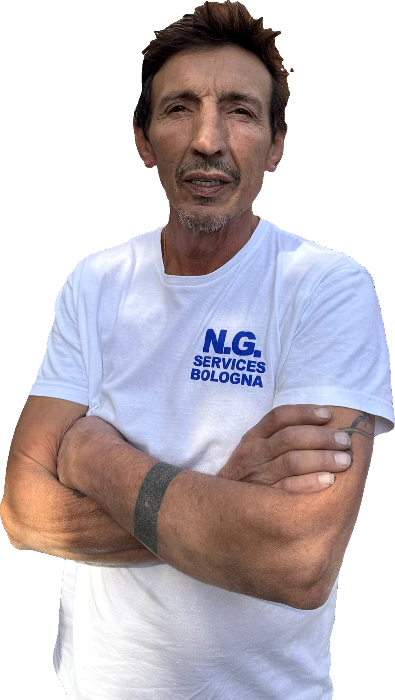 Giovanni Novario, titolare di N.G. Service, con la maglietta dell'impresa